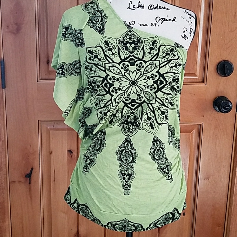 Single Sleeve Studio Y Top